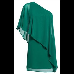 Vince Camuto emerald 1 shoulder flowy shift dress